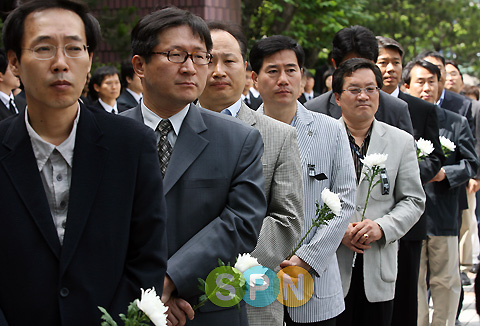 침통한 표정으로 헌화하는 손석희 교수