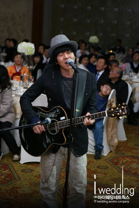[포토] 윤도현이 부르는 '사랑 투', "세황이형 결혼 축하해"