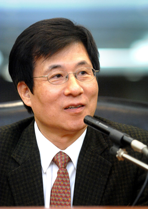 신경민 새 앵커 “‘뉴스데스크’ 큰 변화 없을 터”