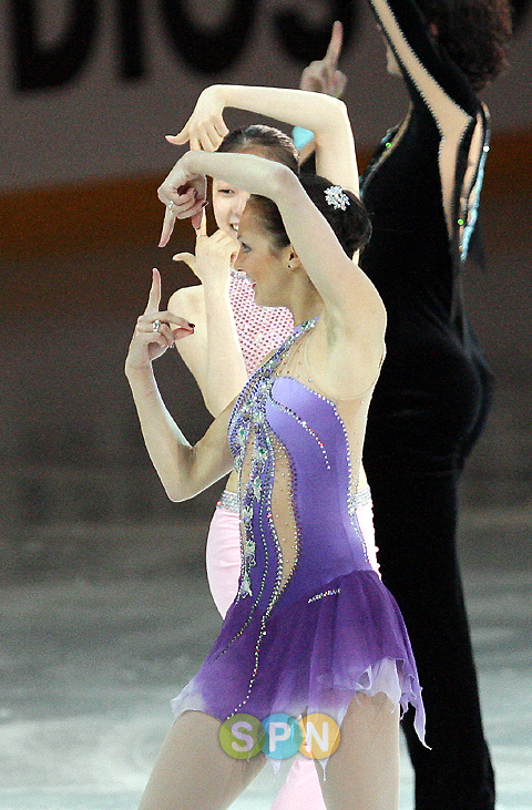 [포토]김연아 'ET춤, 오늘은 뒤에서 보여드려요'