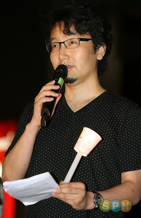 [포토]정윤철 감독, '이 영화를 보고도 미국산 소를 먹겠습니까?'