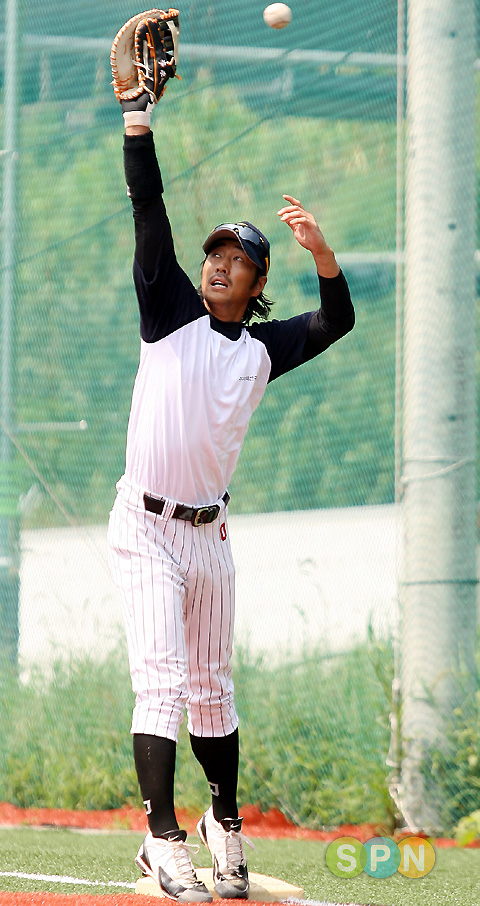 [포토]'설까치' 윤태영, '실제 야구 실력은...글쎄?'