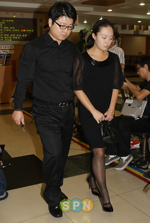 [포토]안연홍-조정웅 부부, 故 안재환 조문 마치고 ''망연자실''