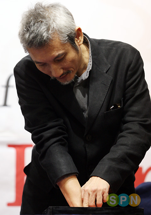 [PIFF포토]서극 감독, '손모양 예쁘게 잘 나와야할텐데...'