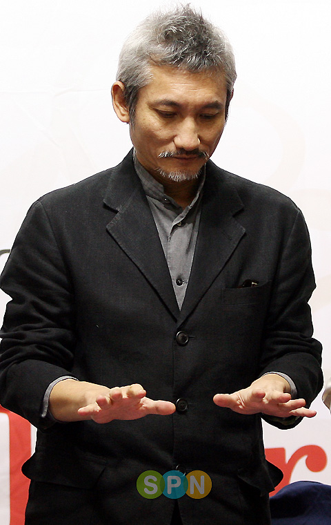 [PIFF포토]서극 감독, '손도장, 어느 손으로 찍을까'