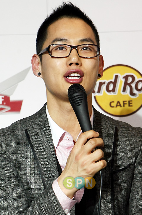 [포토]클릭비 하현곤, '내년부턴 버라이어티 예능 프로에서 만나요'