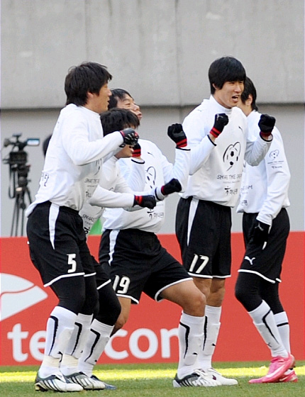 축구 산타들, 상암벌에 사랑과 희망 가득...홍명보 자선축구