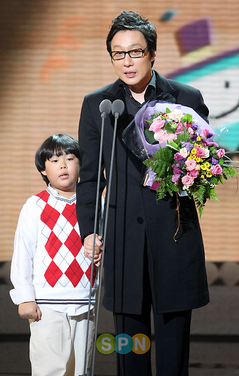 이휘재, MBC연예대상 최우수상..."선배들 덕분에 저희가 있어요"
