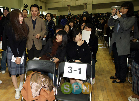 [포토]윤아, '졸업식 10분 지각...늦어서 죄송합니다'