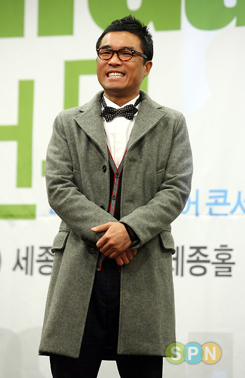 [포토]김건모, '전국투어콘서트 꼭 보러 오세요~'