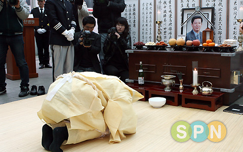 [포토]침통한 분위기 속 진행된 故 김흥기 발인