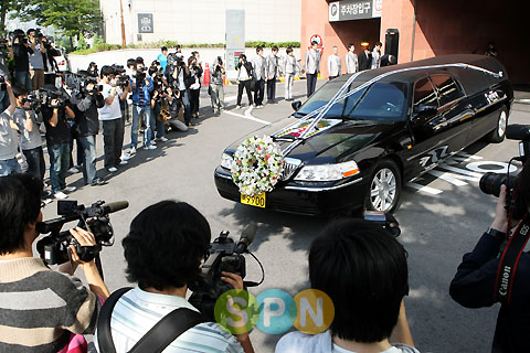 [포토]취재진에 둘러싸여 KBS로 향하는 故 여운계