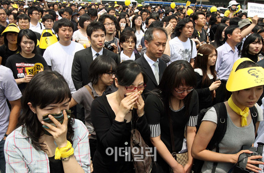 김제동 추모사·가수들 추모곡에 시민들 '눈물'