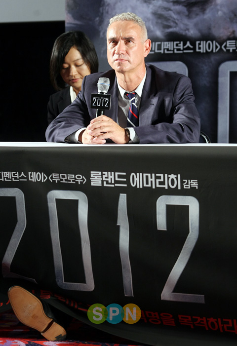 [포토]''2012'' 롤랜드 에머리히 감독, ''제 발 귀엽죠?''