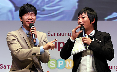 [포토]이승기 ''아삭 손동작은 (이)수근이형 것''