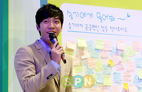 [포토]이승기 ''저에게 다 물어보세요~''