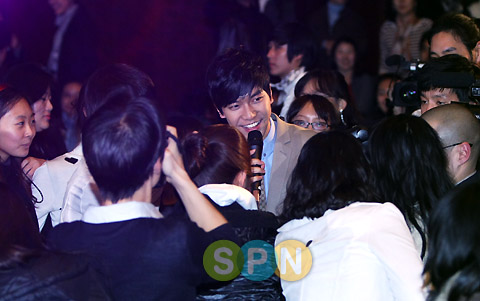 [포토]이승기 ''팬들 속에서 행복한 미소''
