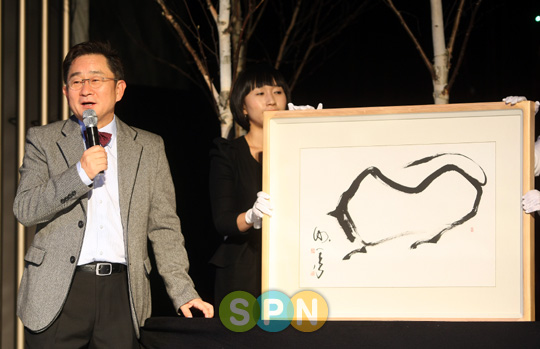 [포토]이홍렬, ''이번 물품은 이외수 씨의 선화입니다''
