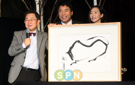 [포토]소설가 이외수 선화 경매 최고가 1000만원 낙찰