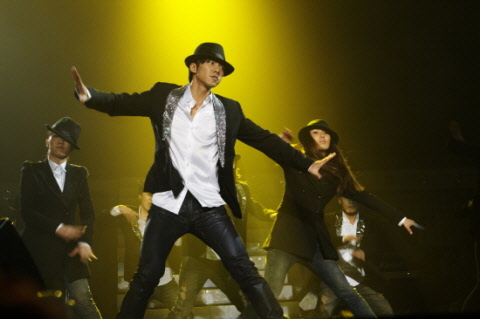 이승기 콘서트 '열창에 환호, 복근에 괴성' 성황리에 끝나