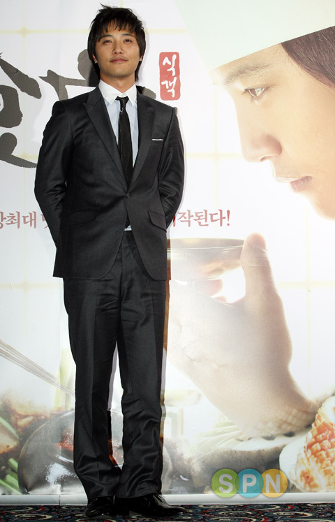 [포토]진구, ''지금까지 성찬에 비하면 제일 어설프죠?''
