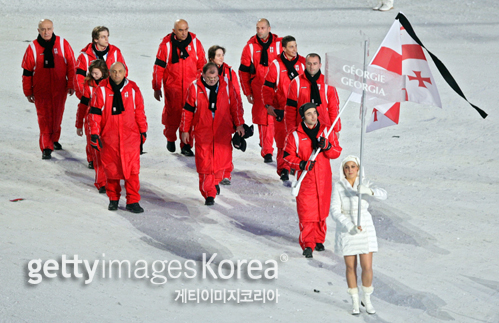 '선수 사망' 그루지아, 올림픽 개막식 등장에 감동 물결