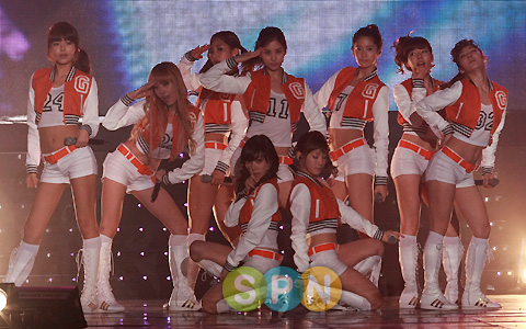 [포토]소녀시대 ''팬들에게 경례''