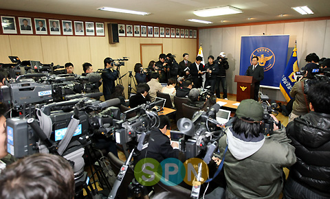 [포토]고 최진영 경찰 브리핑에 몰린 취재진들