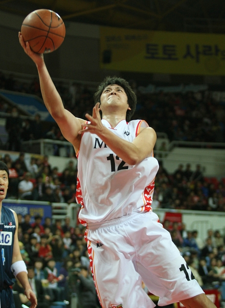 '함지훈 26득점' 모비스, KCC에 극적인 역전승…챔프전 첫 승