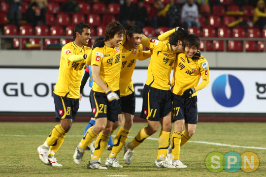 ''라돈치치 2골 폭발'' 성남, 수원에 4-1대승