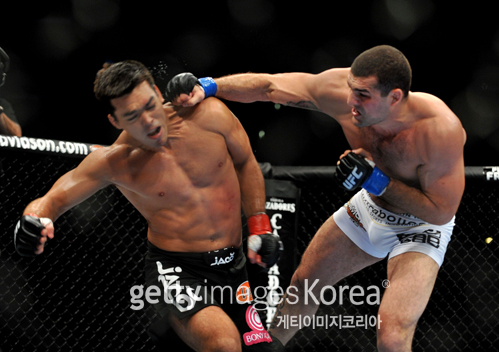 [UFC113] 쇼군, 재경기에서 마치다에 화끈한 KO승…새 챔피언