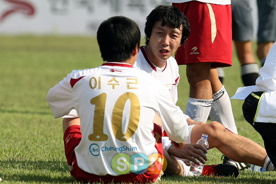 [포토]탁재훈 ''(이)수근아, 우리가 이기겠지?''