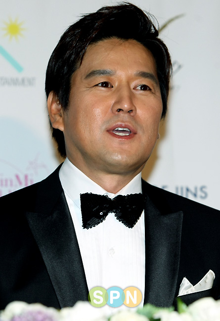 [포토]변우민 ''아내와의 비밀 데이트는 극장에서~''