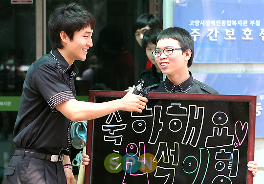 [포토]김인석 '제가 강요한 플랜카드가 아닙니다'