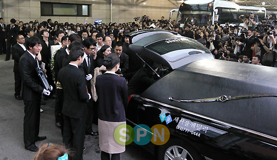 [포토]'눈물바다'속 진행된 故 박용하 영결식