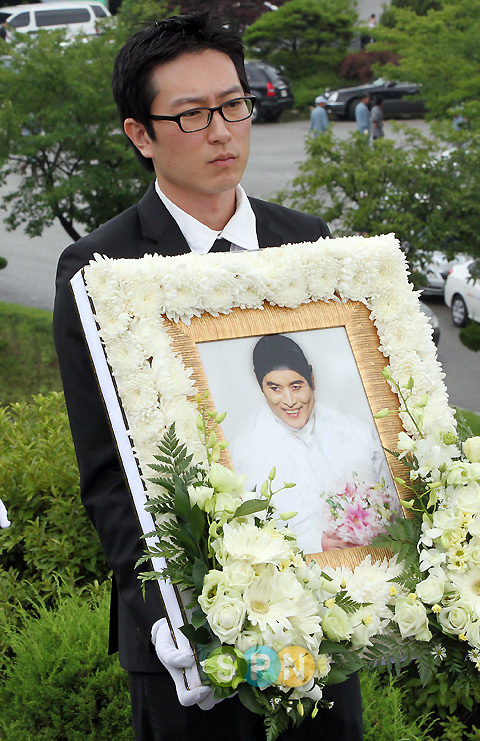 [포토]`밝은 모습의 영정 속 故 앙드레김`