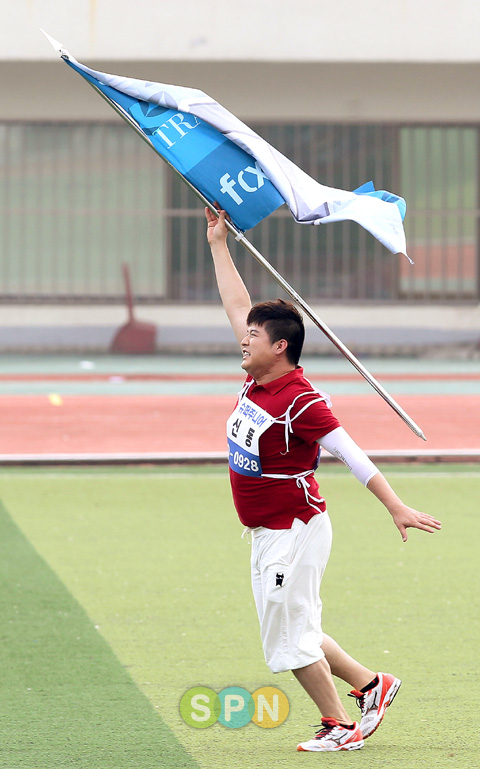 [포토]슈주 신동 `깃발로 창던지기 연습 삼매경`