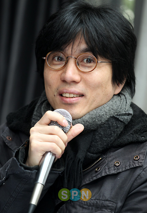 [포토]인사말 하는 `시네마테크 친구들` 김태용 감독
