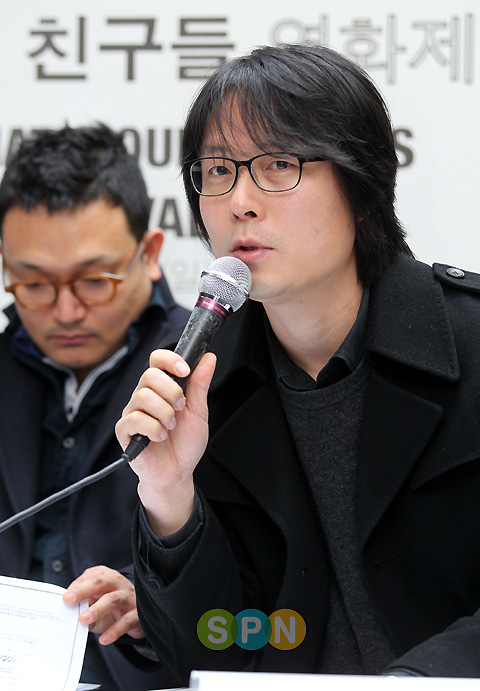 [포토]김성욱 프로그래머 `기자회견 시작하겠습니다`