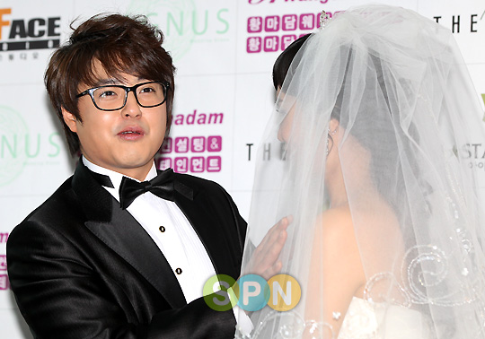 [포토]노유민 `암만 봐도 우리 신부 너무 예뻐요`