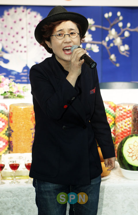 [포토]송은이 `어르신들~ 저 가수 출신이에요`
