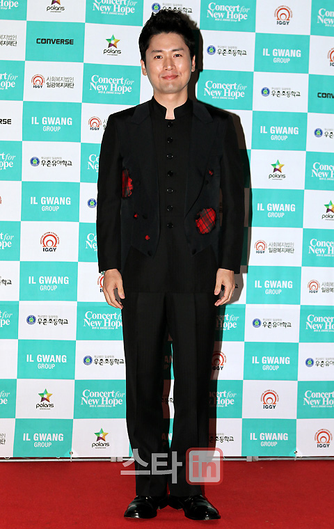 [포토]팝페라가수 정세훈 `독특한 턱시도 눈길`