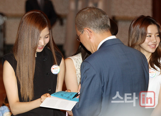 [포토]서현 `반기문 총장님께 사인 받아요`