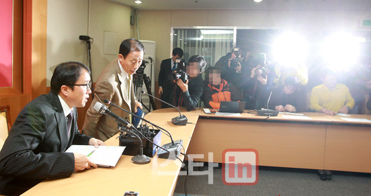 [포토]조광래 감독 해임 관련 긴급 기자회견 열려