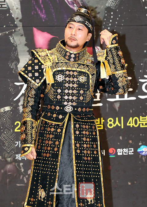 [포토]김주혁 `머리끈이 말썽이네~`