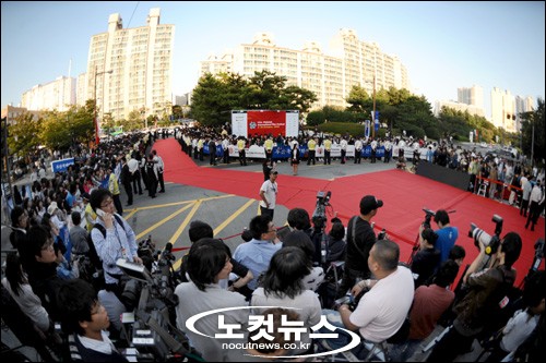  부산국제영화제 '13번째 축포'