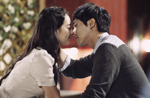 이승기-신민아 환상 호흡, "키스신 한 번에 OK"