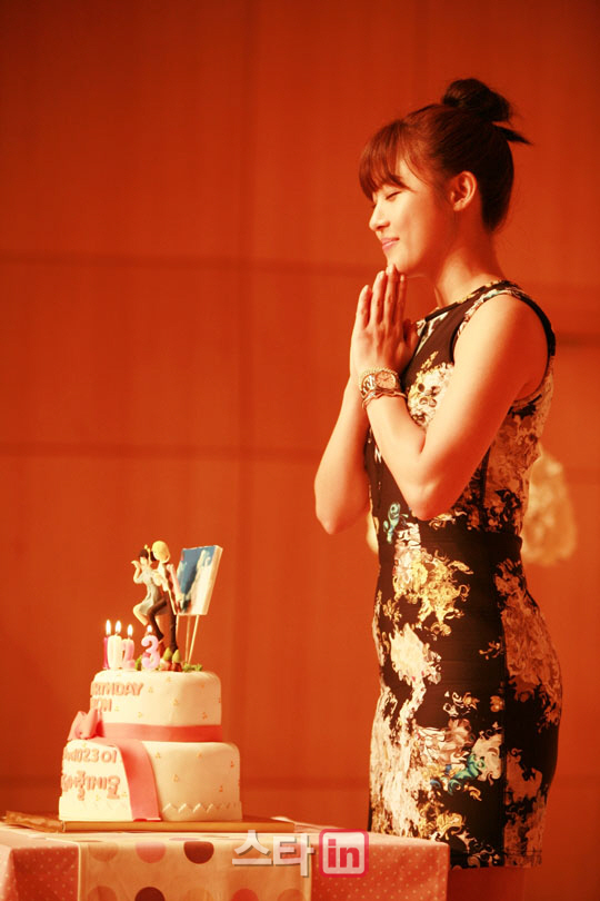 [포토] `제 소원은요~` 하지원, 생일 케이크 앞에서 기도