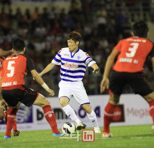 박지성, 주장 완장 차고 QPR 데뷔전...말레이시아팬 열광