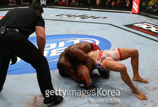'무적' 존 존스, 벨포트에 서브미션TKO승...5차방어 성공